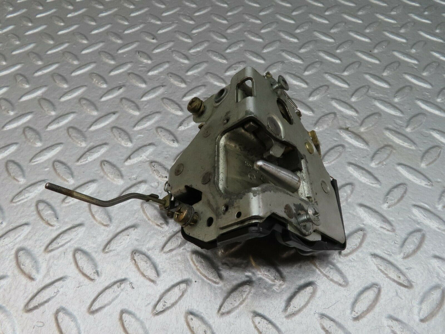 18039 Mercedes-Benz W123 200 Front Left Door Lock Mechanism 1237230108
