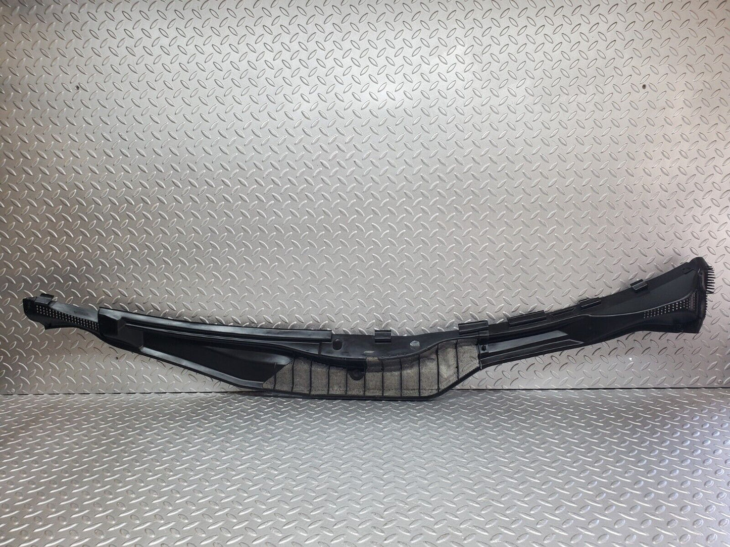 45707 Mercedes-Benz W126 420SE Windscreen Wiper Cover Grill 1268300413 1268300313