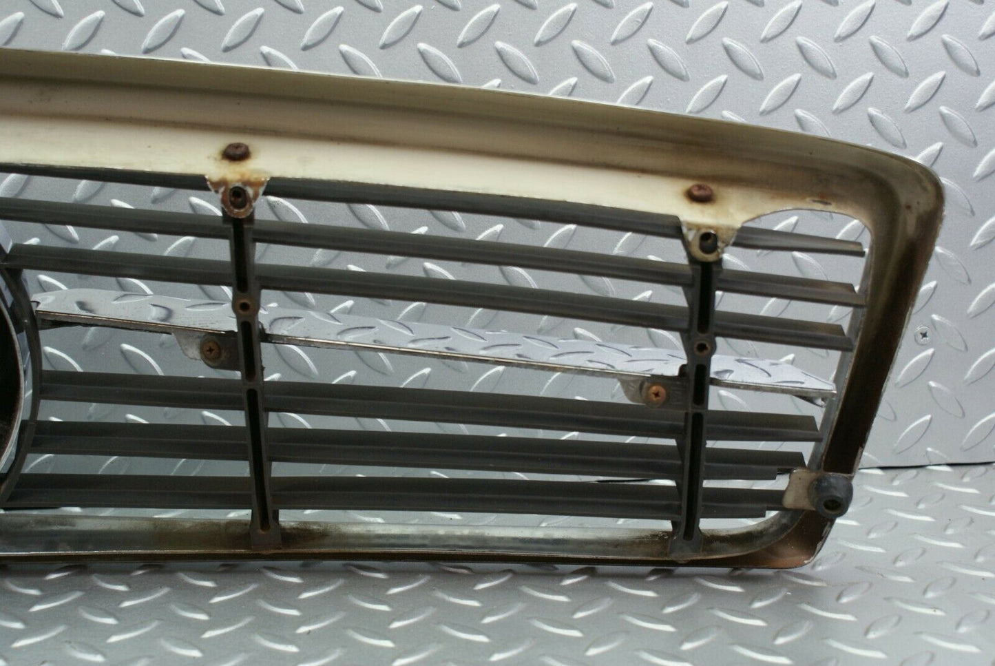 2711 Mercedes-Benz C107 350SLC Coupe Bonnet Grill Chrome