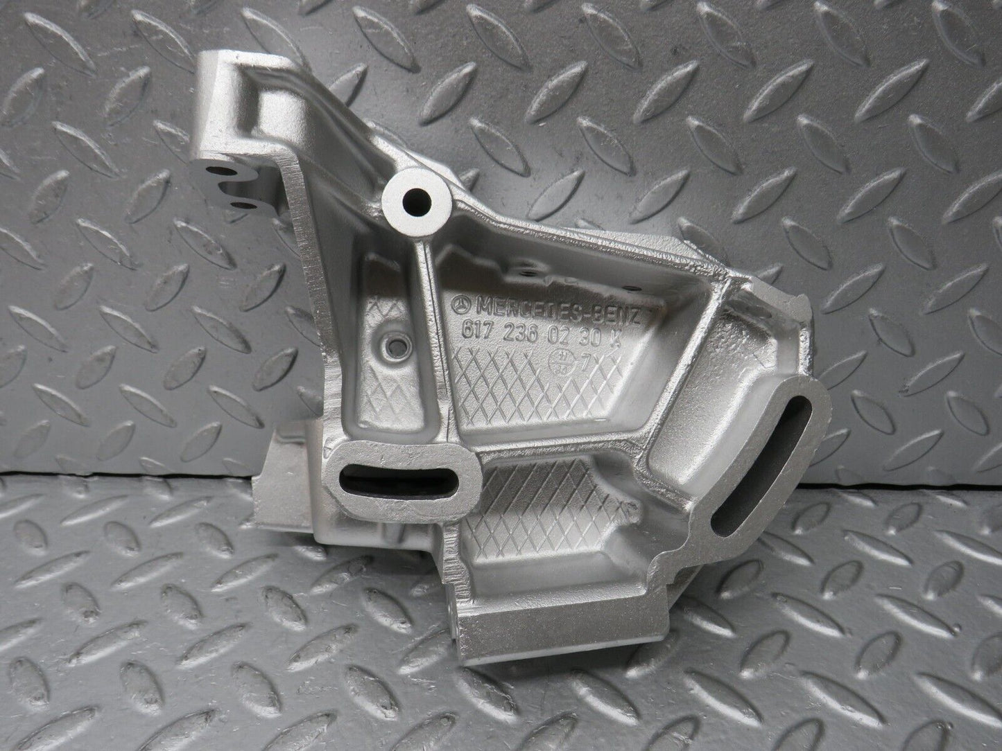35907 Mercedes-Benz 240D OM616.912 Power Steering Pump Bracket 6172360230