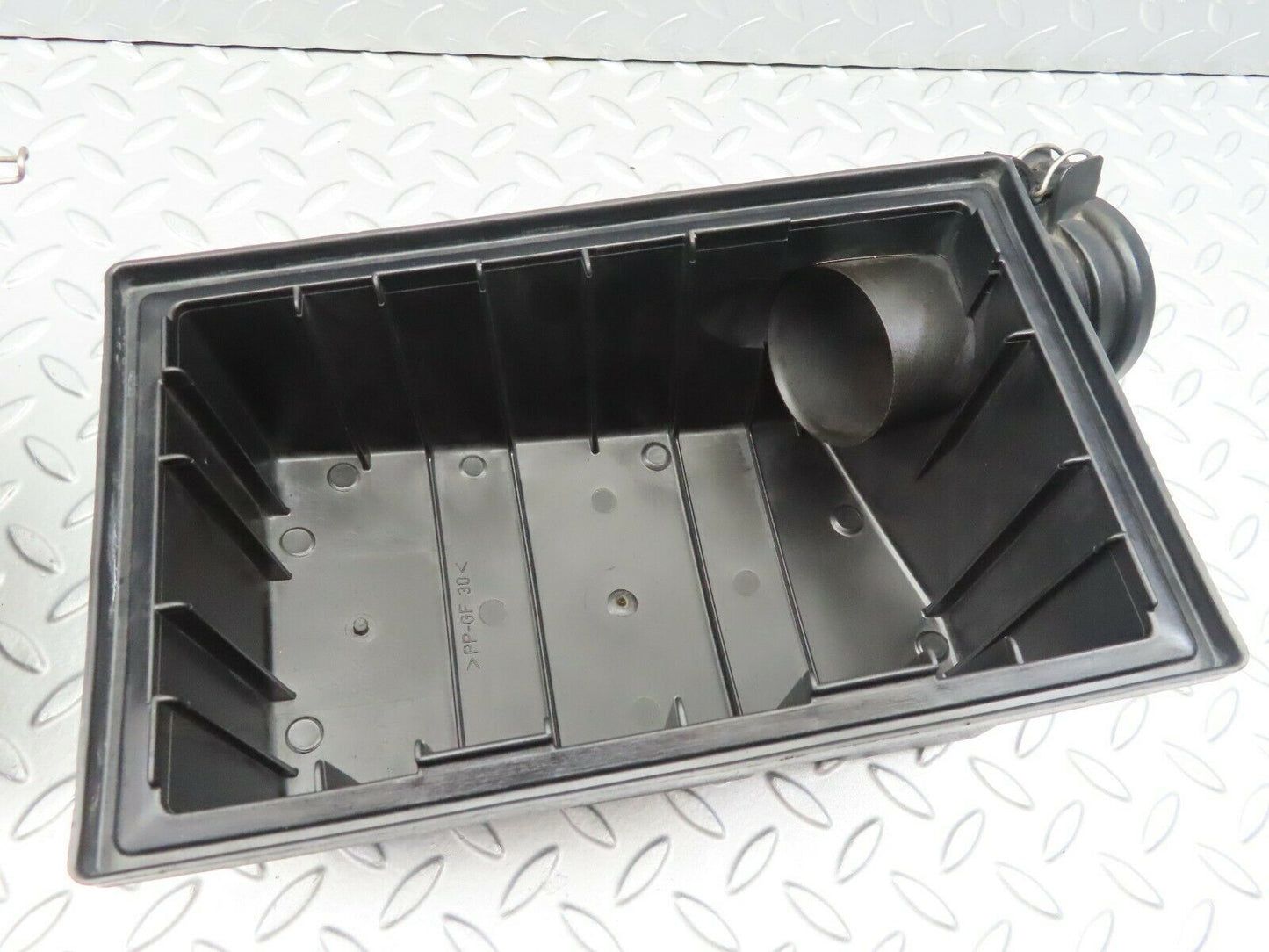 6567 Mercedes-Benz S124 E220 Wagon Air Filter Housing 1110940102