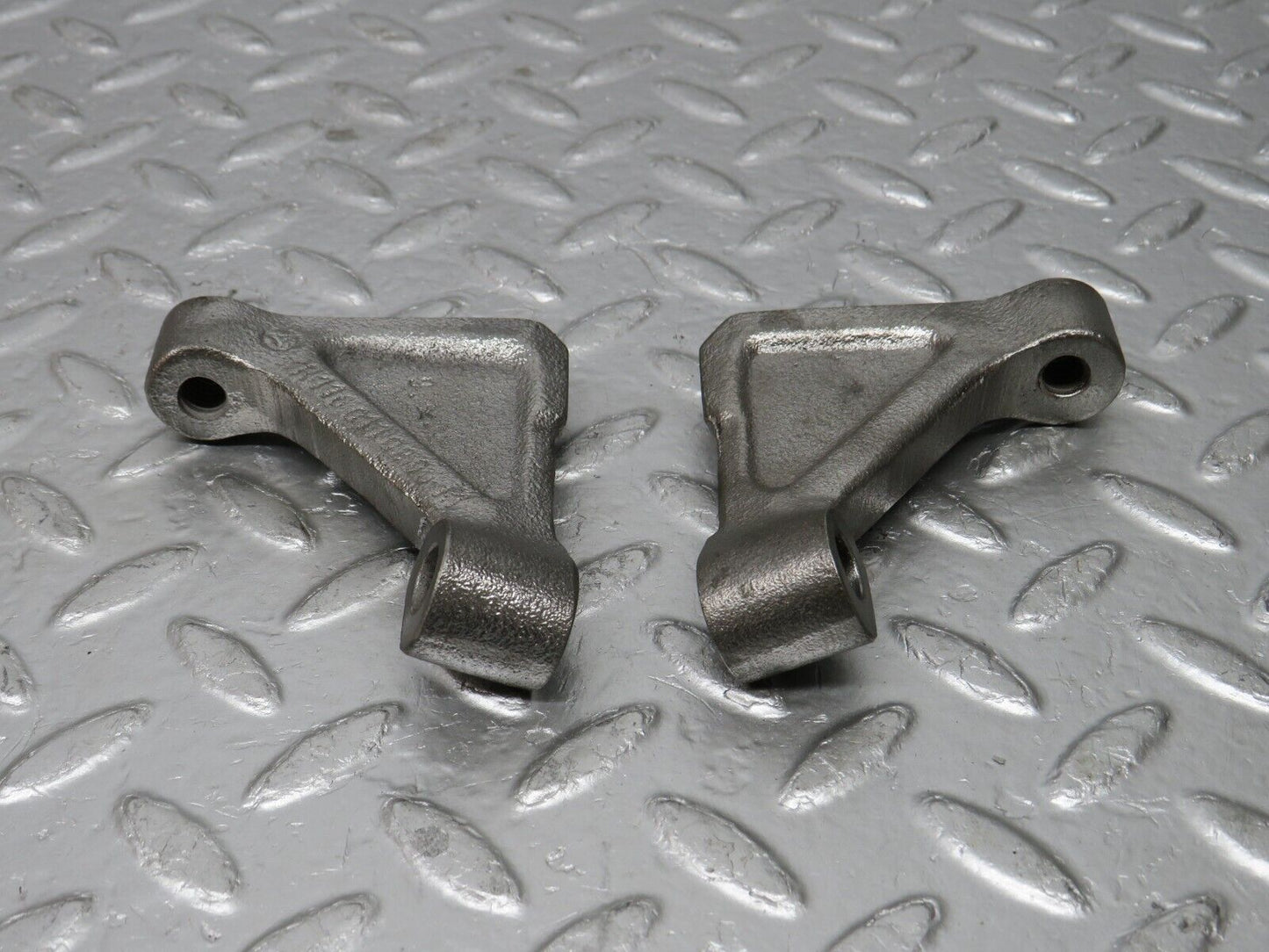 32952 Mercedes-Benz C107 R107 Engine Mount Bracket Pair 1160110895 1160110995