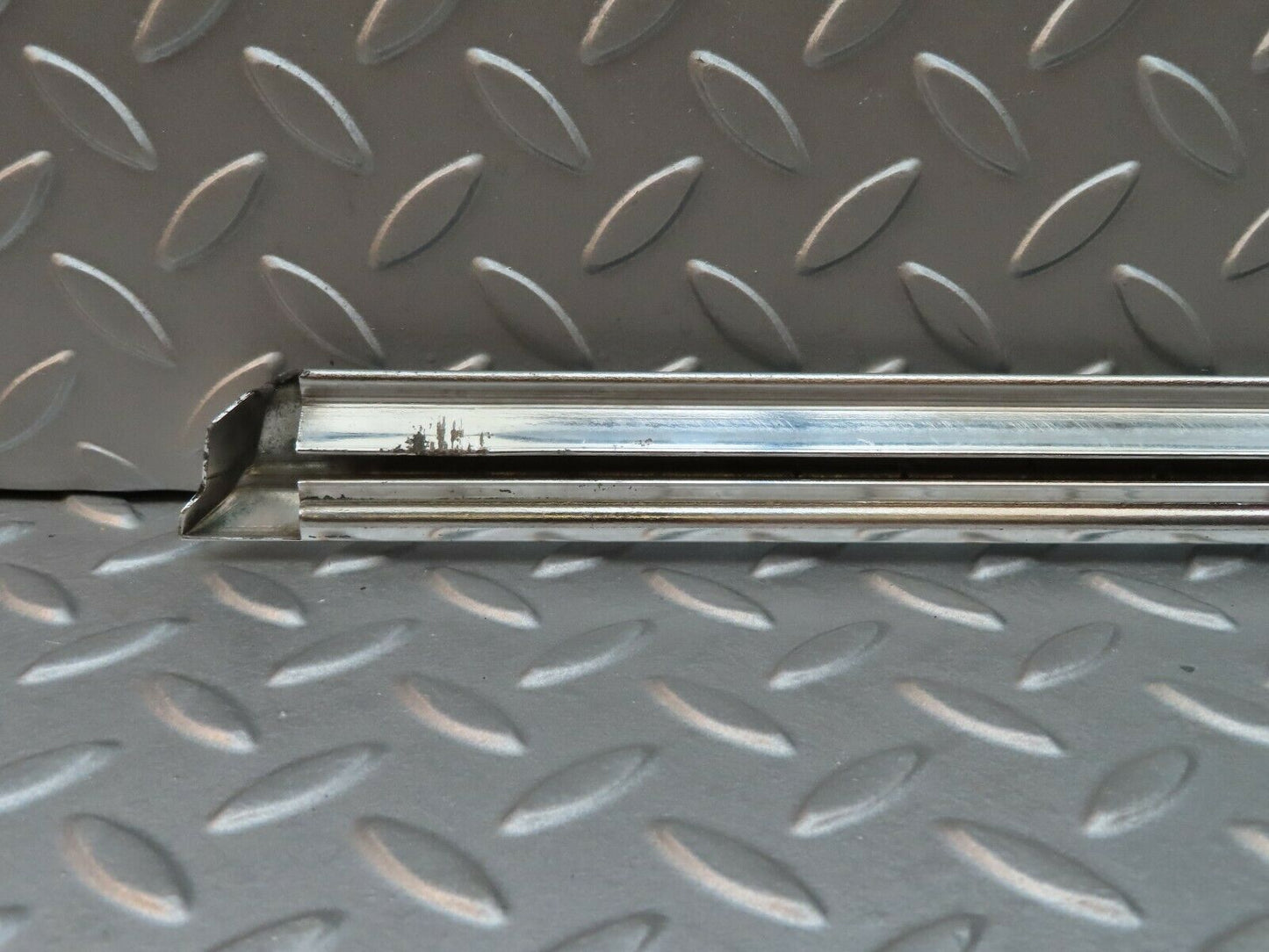 4691 Mercedes-Benz W114 280CE Coupe Right Door Chrome Moulding Trim