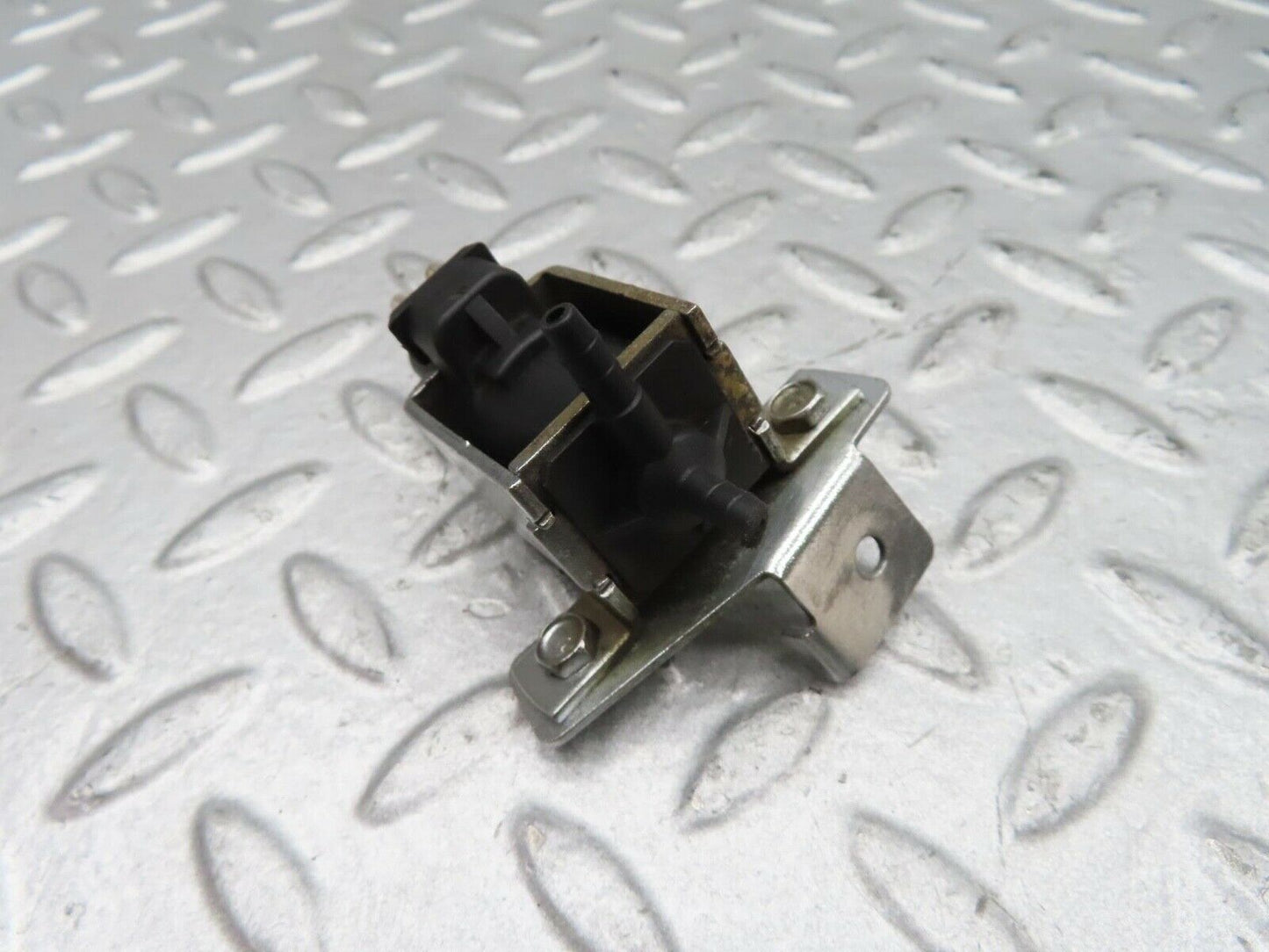 14737 Mercedes-Benz W201 190E Vacuum Control Valve 0015408697