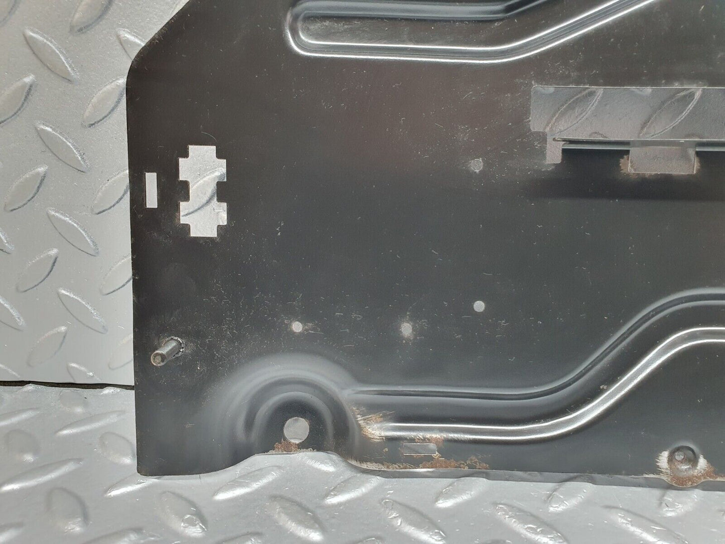 41186 Mercedes-Benz W126 300SE Left Footwell Relay Holder Bracket