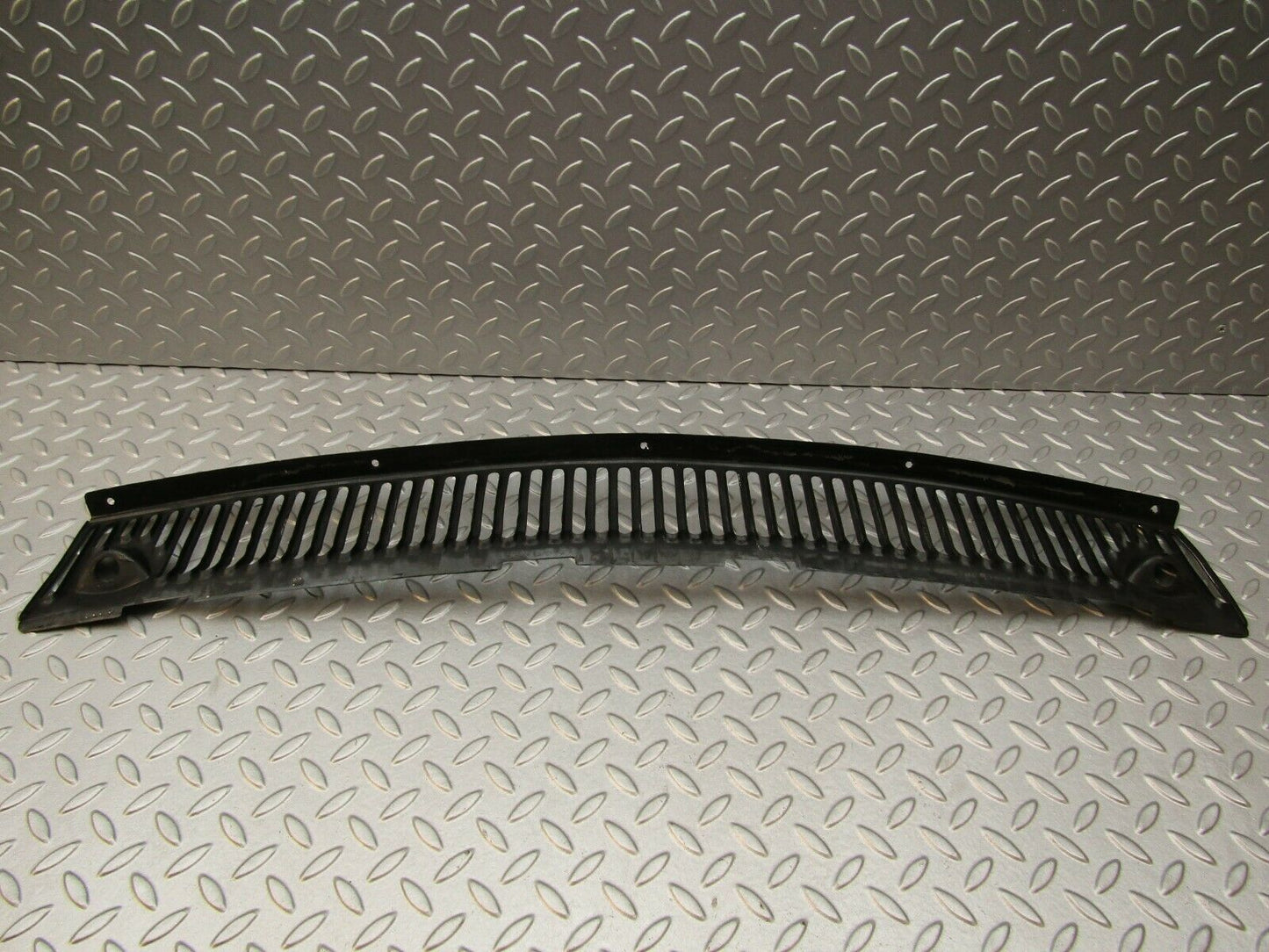 3344 Mercedes-Benz W115 220D External Air Ventilation Grille