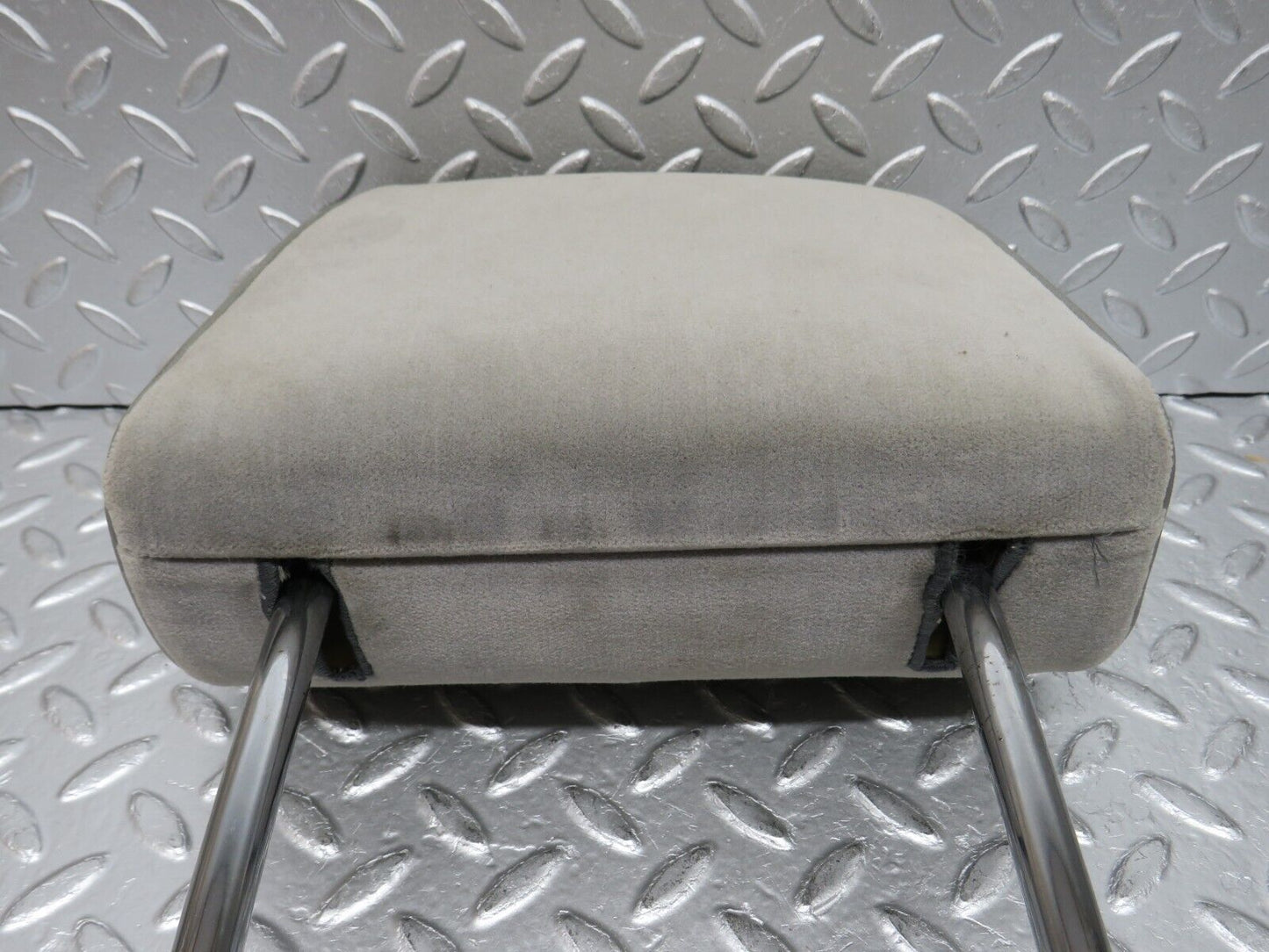 32583 Mercedes-Benz S124 300TE Wagon Front Right Seat Headrest Grey
