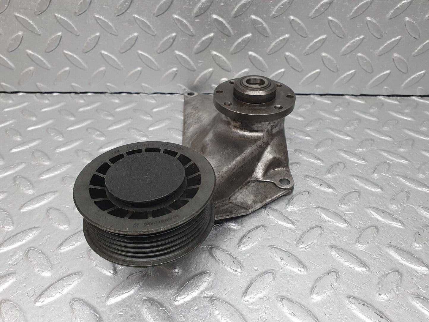 41024 Mercedes-Benz W126 300SE Engine Cooling Fan Clutch Bracket 1032050805 6012000770