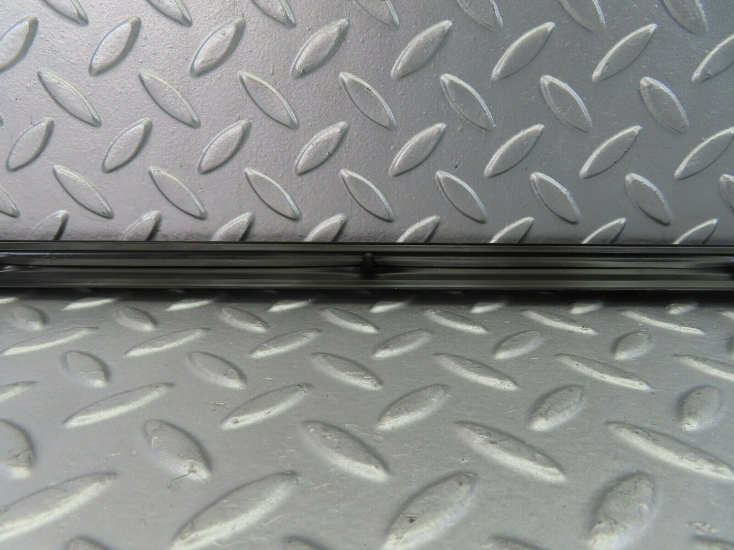 10259 Mercedes-Benz W123 Front Right Door Centre Moulding Trim