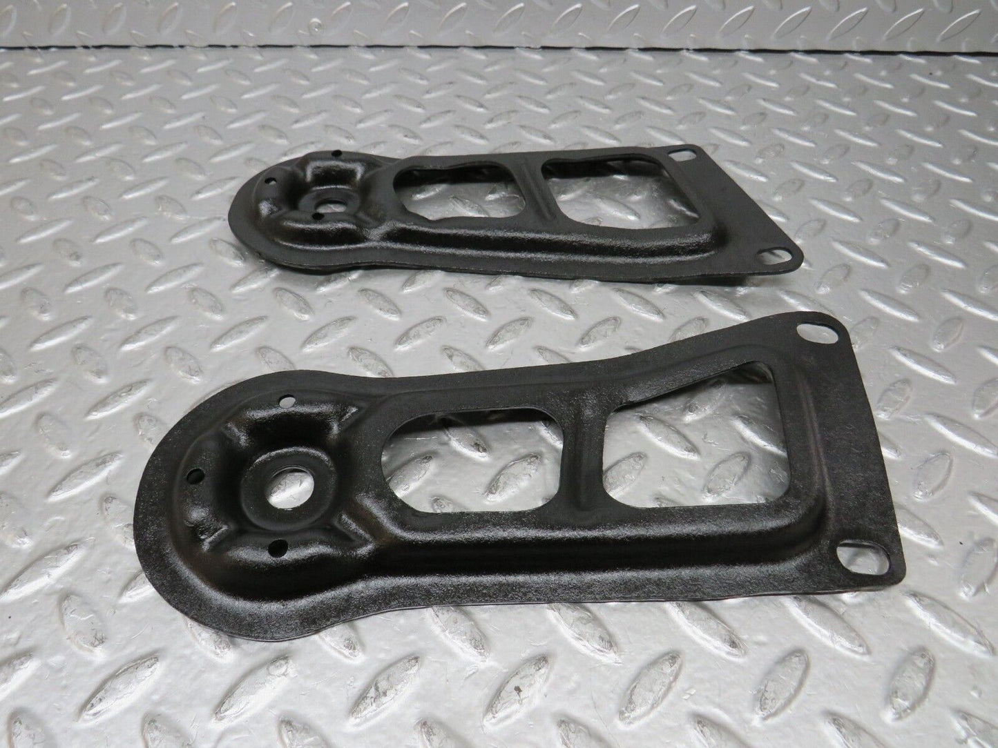 26849 Mercedes-Benz W123 240D Rear Suspension Axle Mounting Bracket