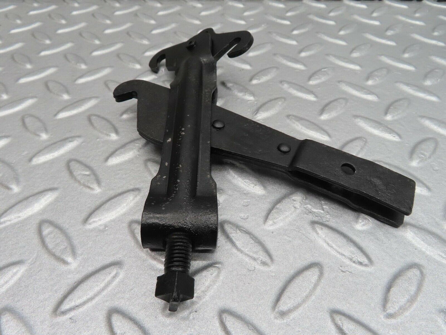 15978 Mercedes-Benz W123 280E Handbrake Regulator