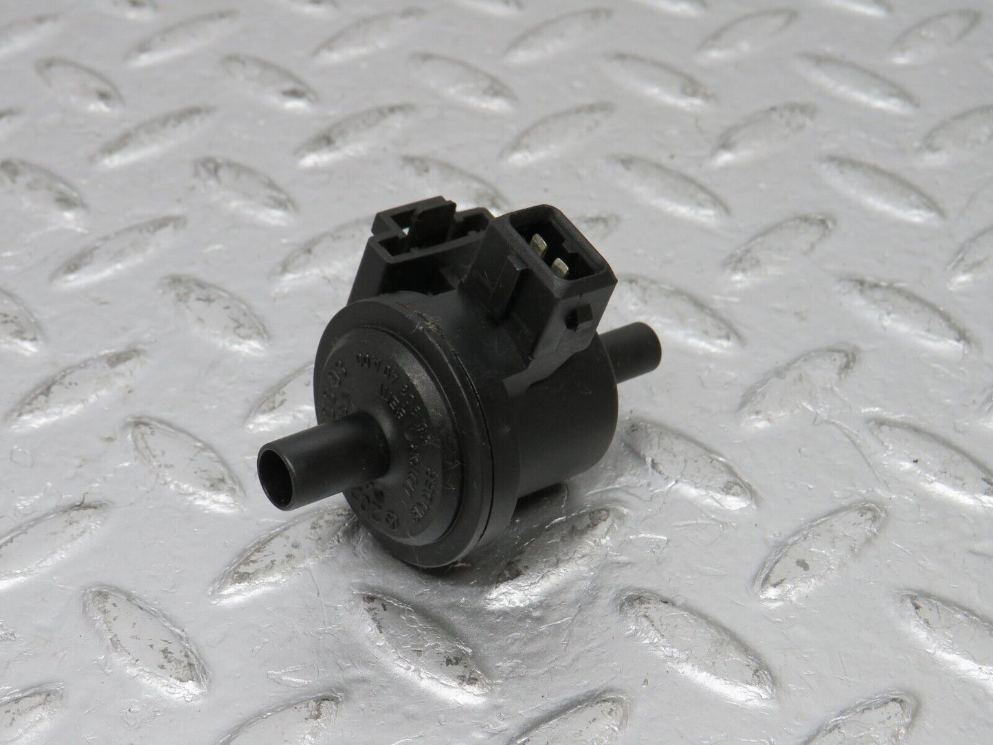 33313 Mercedes-Benz W202 C180 Fuel Purge Valve 2024700093