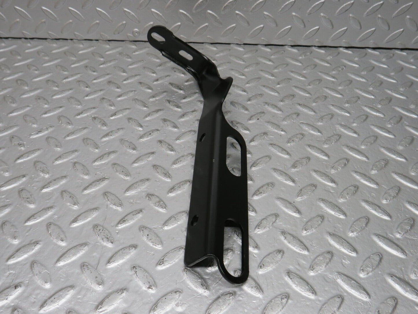 33399 Mercedes-Benz W202 C180 Exhaust Holder Bracket 2104921841