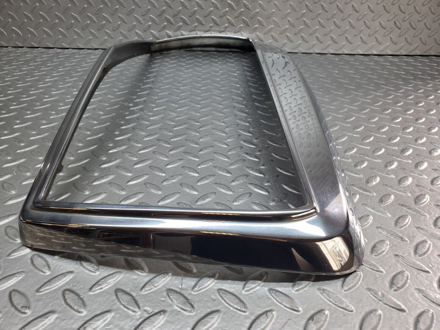 45724 Mercedes-Benz W126 420SE Bonnet Grill Chrome Frame