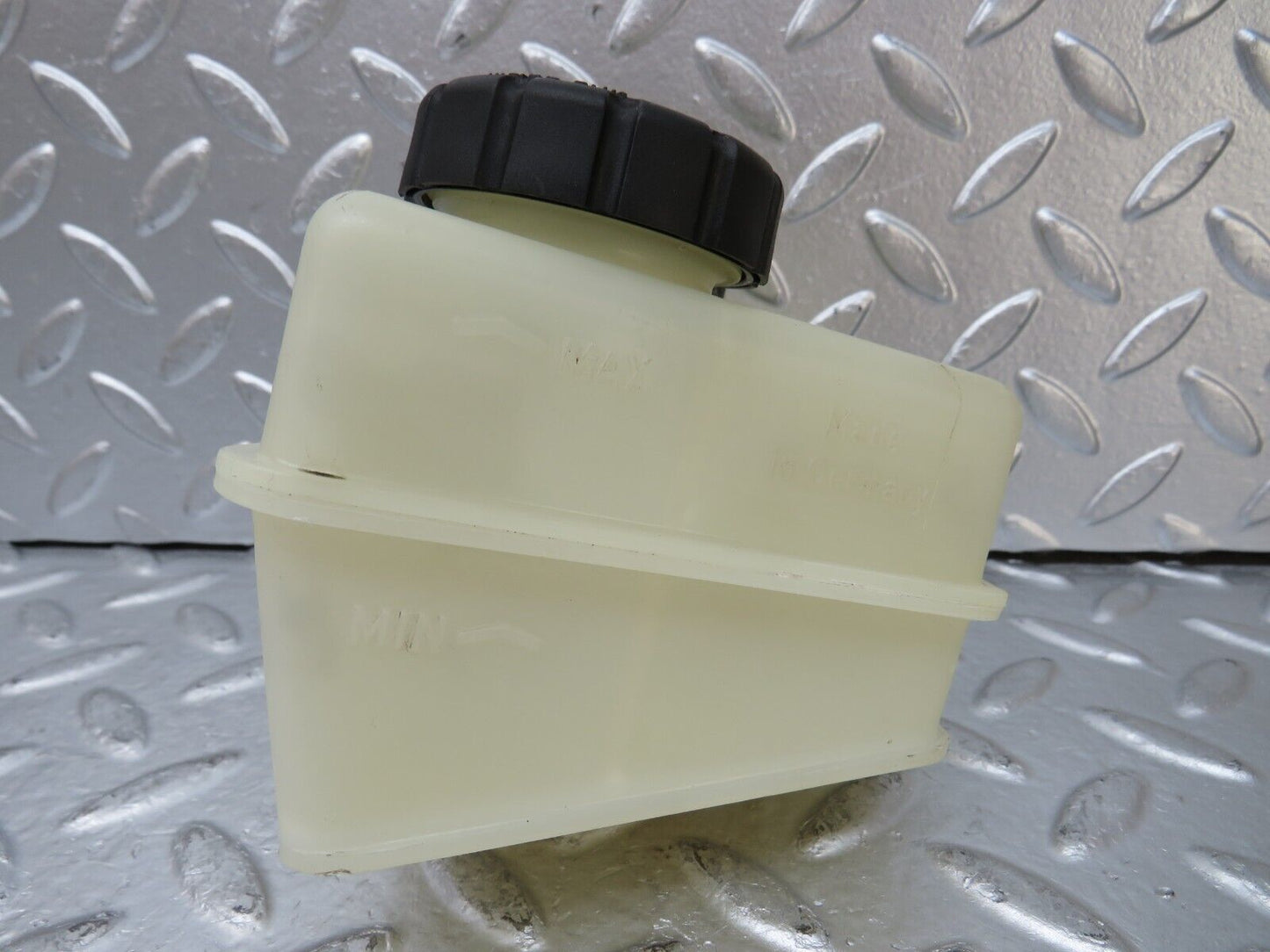 25822 Mercedes-Benz W124 280E Brake Fluid Reservoir Tank 2024300002