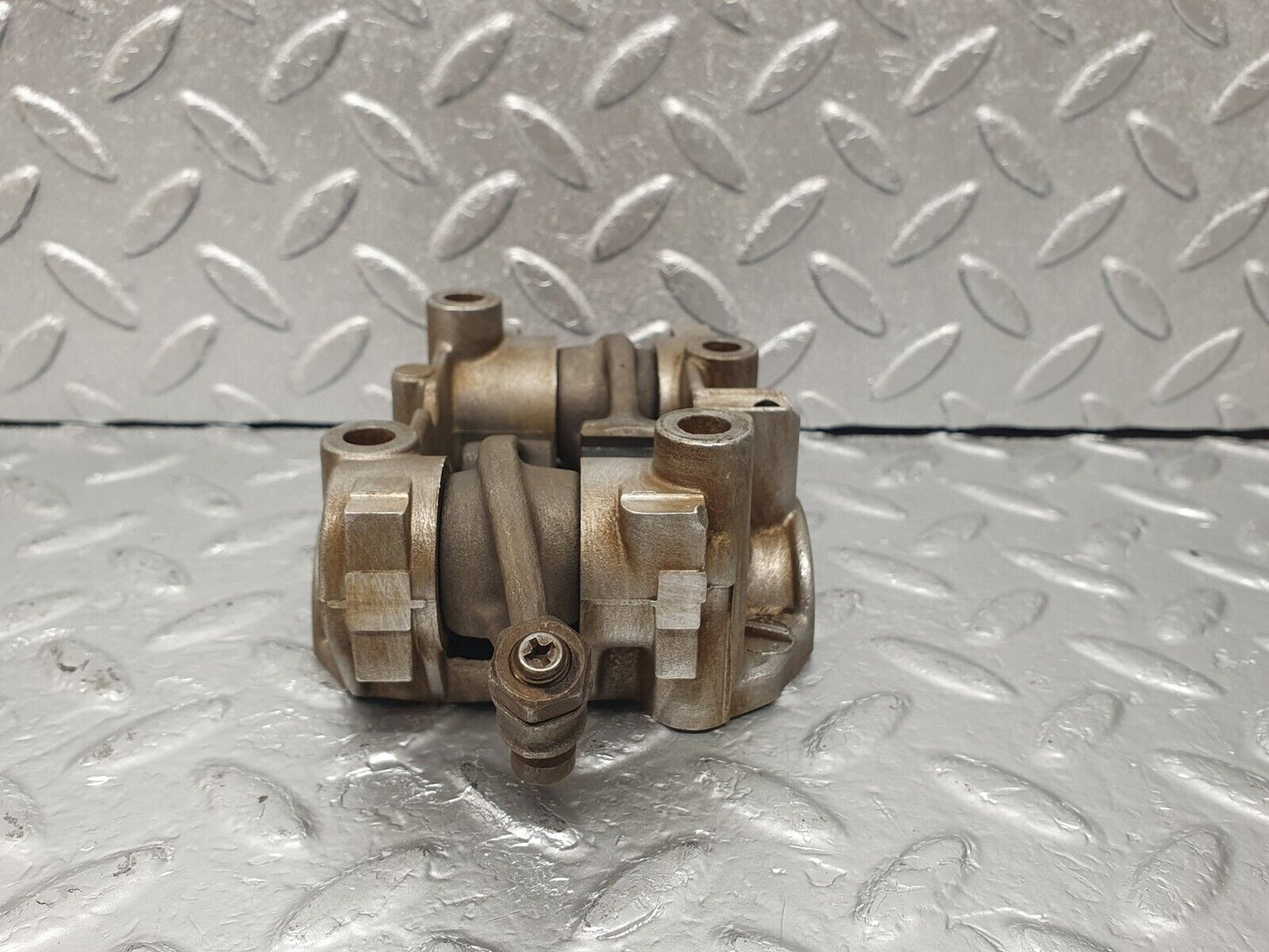 44011 Mercedes-Benz C123 230CE Rocker Arms Camshaft Bearing Block 1020512110