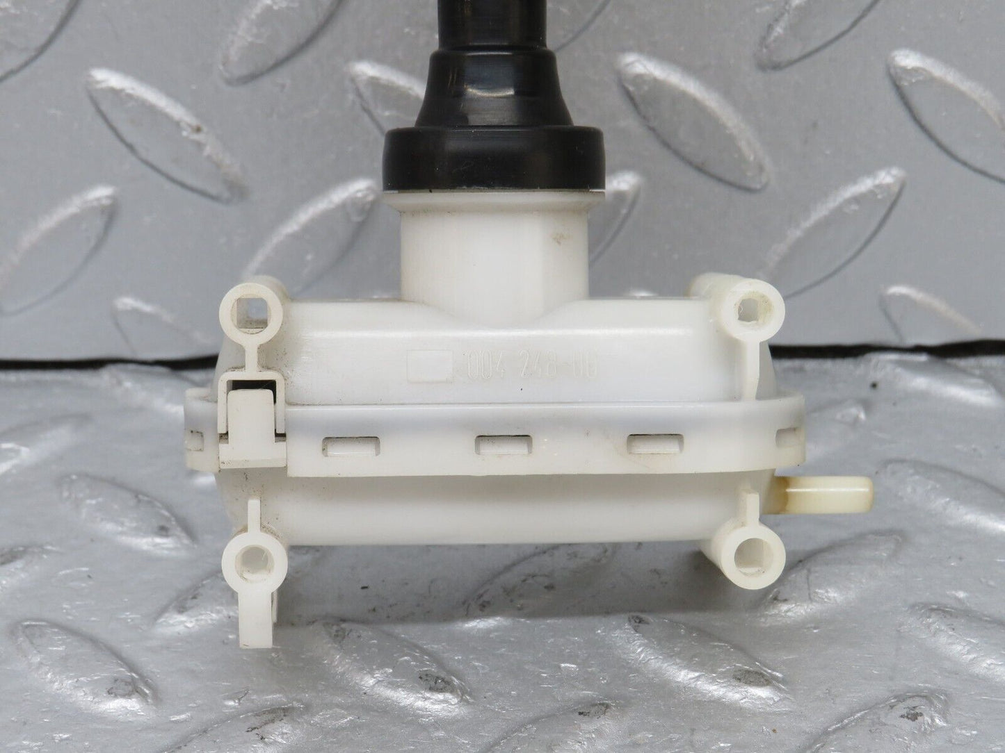 36632 Mercedes-Benz W201 190E 2.0L Rear Right Door Lock Vacuum Actuator