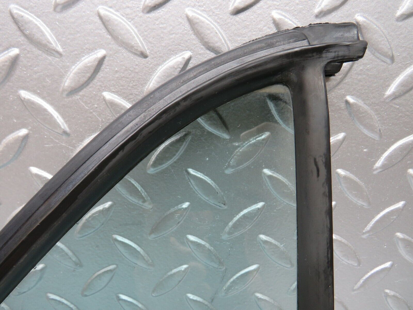 26830 Mercedes-Benz W123 240D Rear Right Quarter Glass