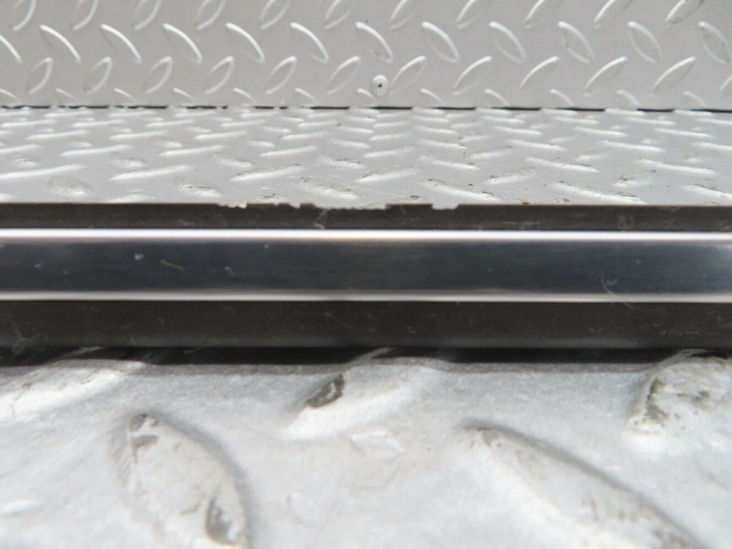 13443 Mercedes-Benz W123 200 Front Right Fender Centre Moulding Trim