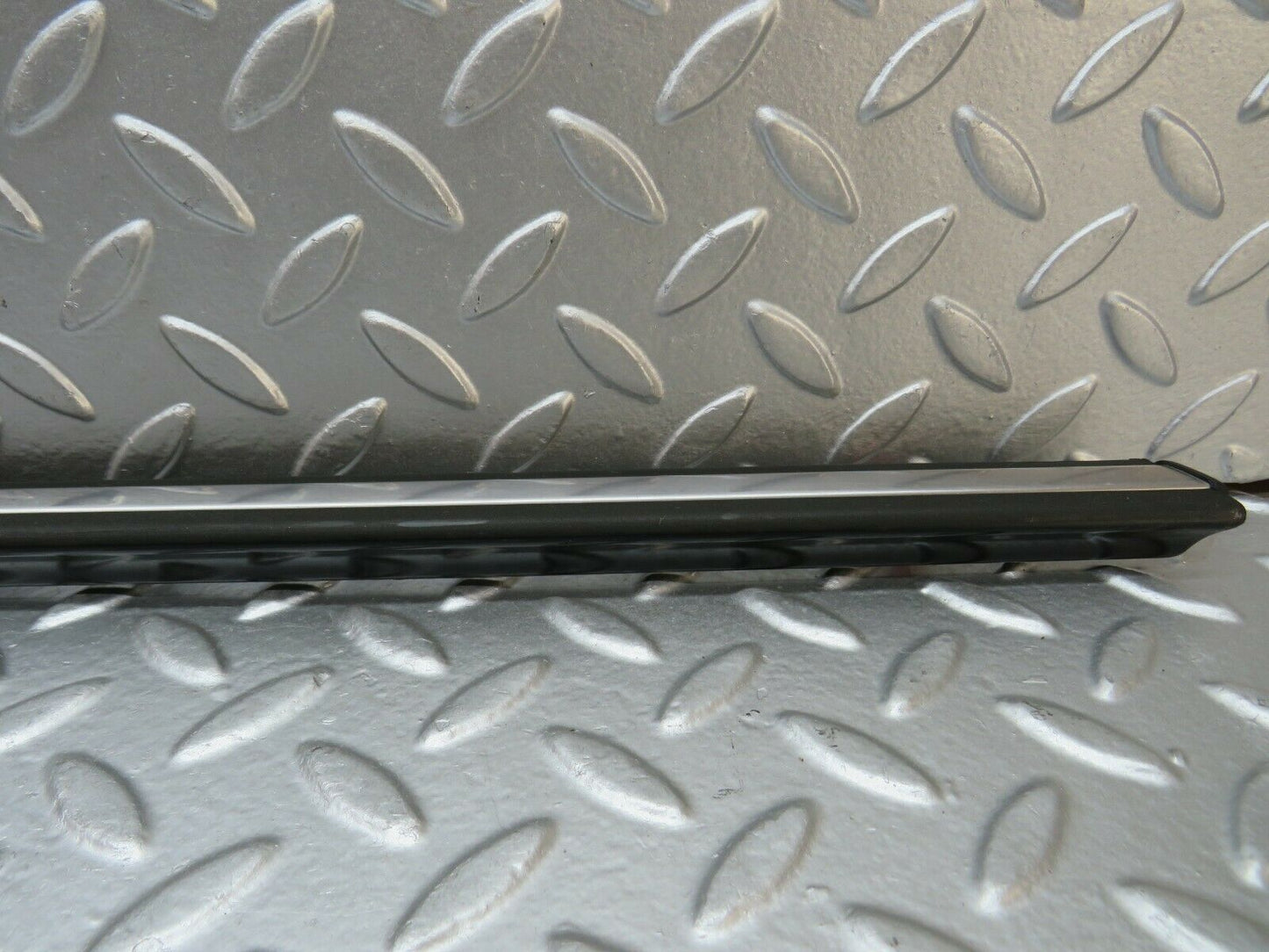 24007 Mercedes-Benz W123 280E Front Left Fender Wing Centre Moulding Trim