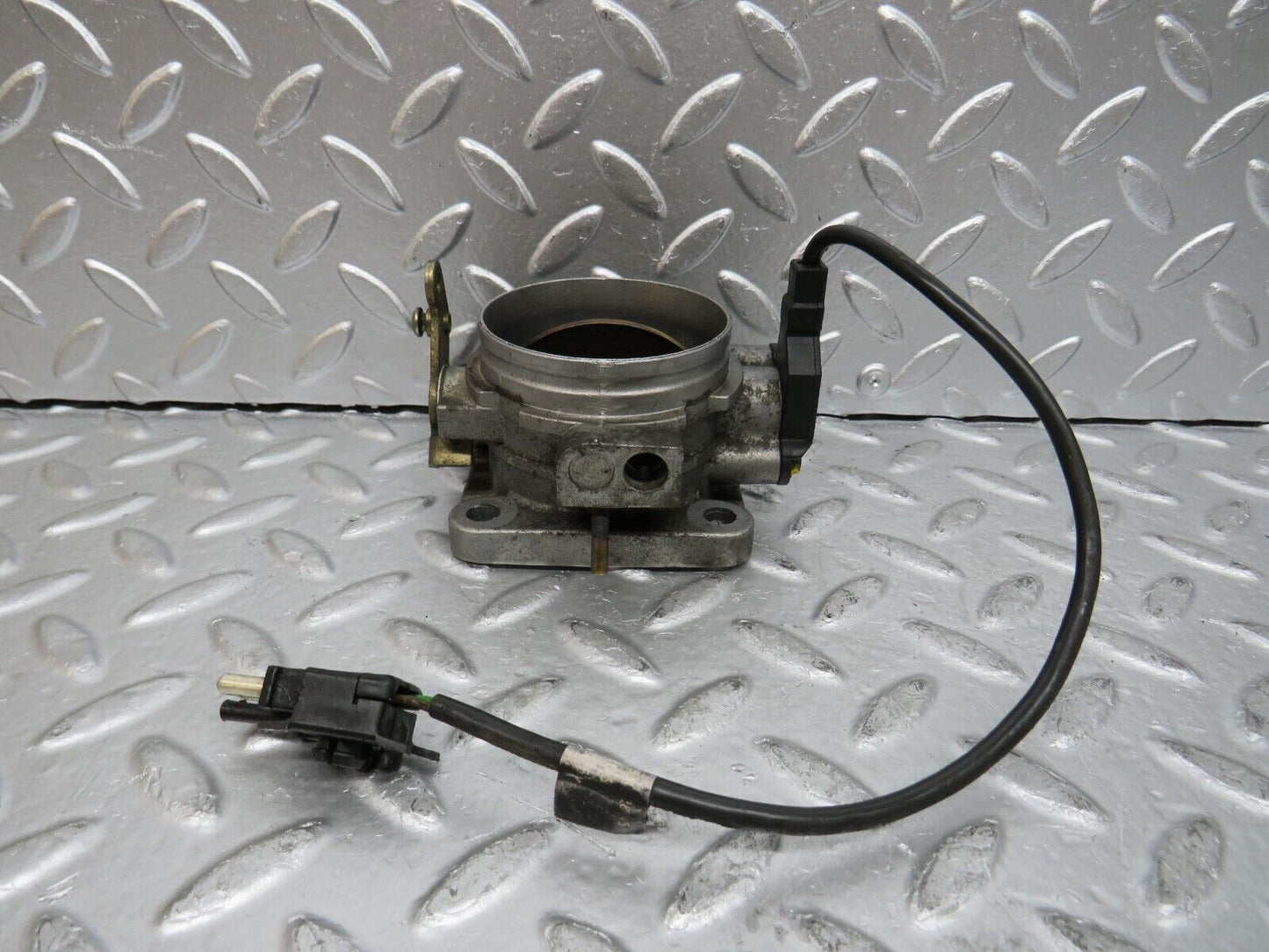 29392 Mercedes-Benz W124 230E Throttle Body Valve With Sensor 0011408153