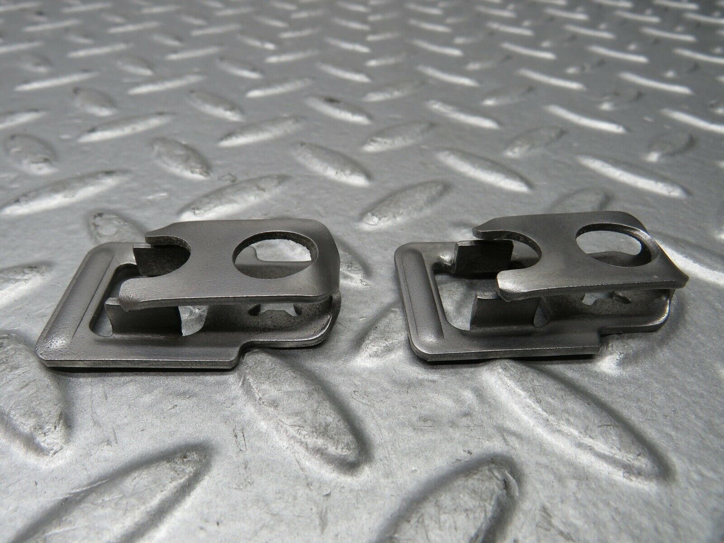21801 Mercedes-Benz W126 300SE Fuel Injector Bracket 2 pcs