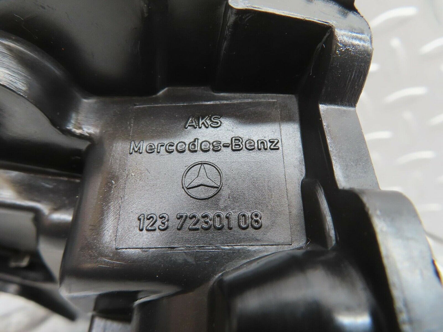 13637 Mercedes-Benz W123 200 Front Left Door Lock Mechanism 1237230108