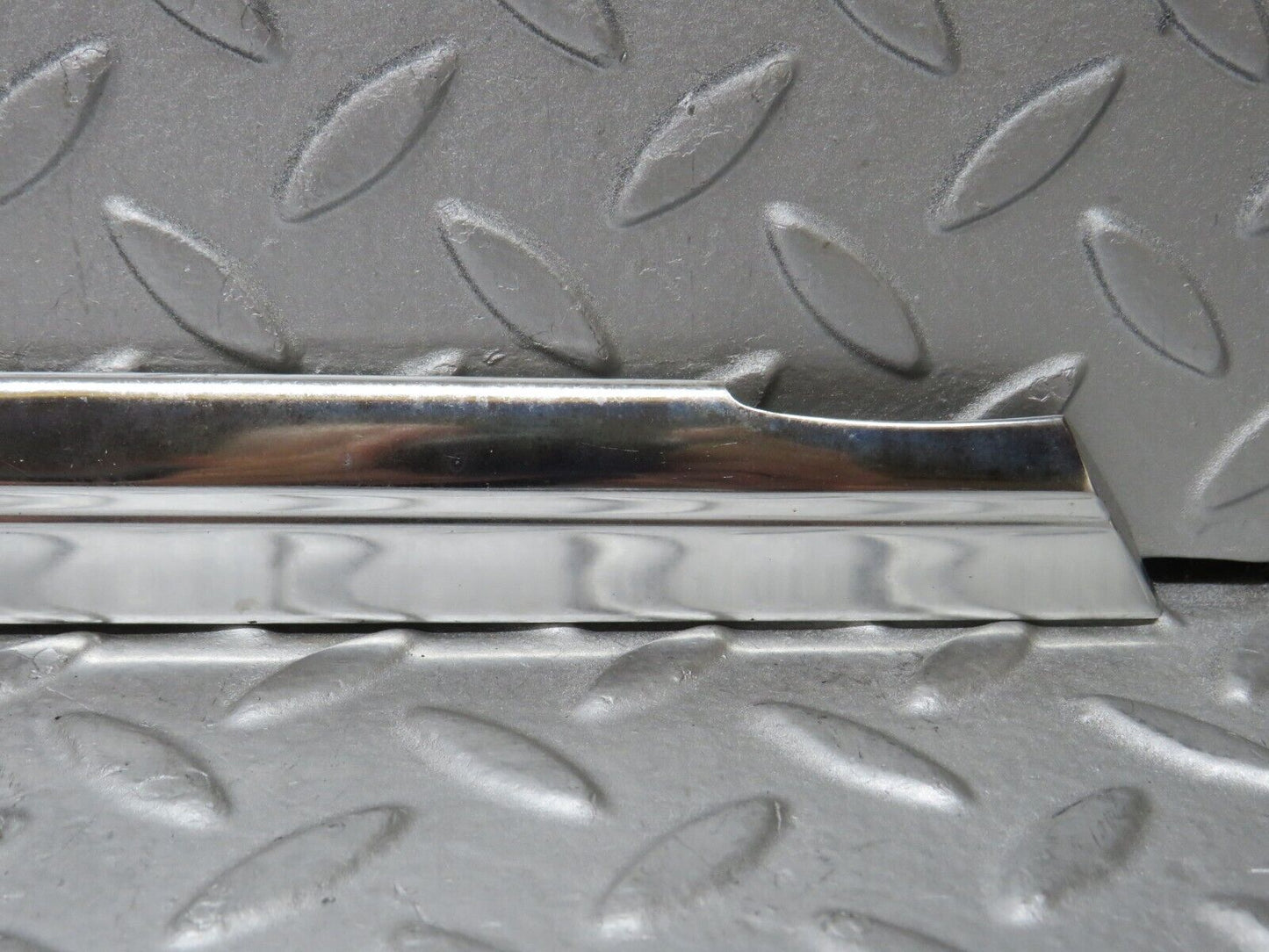 37313 Mercedes-Benz W109 300SEL Front Left Door Chrome Moulding Trim
