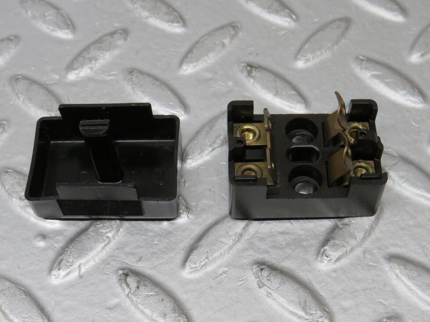 37919 Mercedes-Benz A124 320E Cabriolet Fuse Box Connector