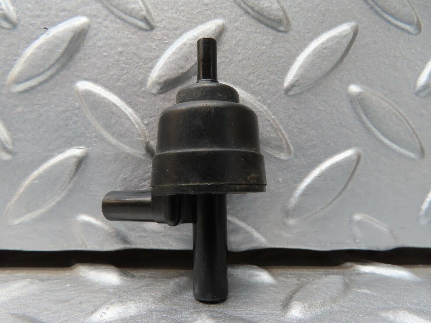 16474 Mercedes-Benz W124 260E Engine Crank Case Vent Valve 1074700893