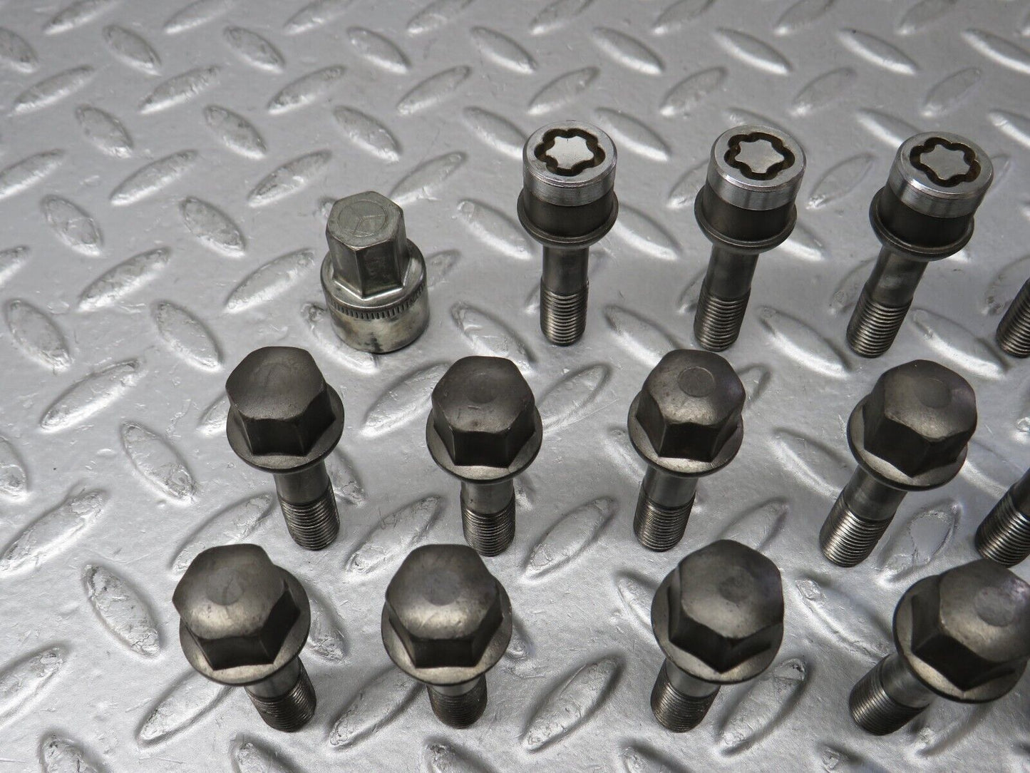 37998 Mercedes-Benz A124 Cabriolet Alloy Wheel Lug Bolt Set With Locking Bolts M12x1.5