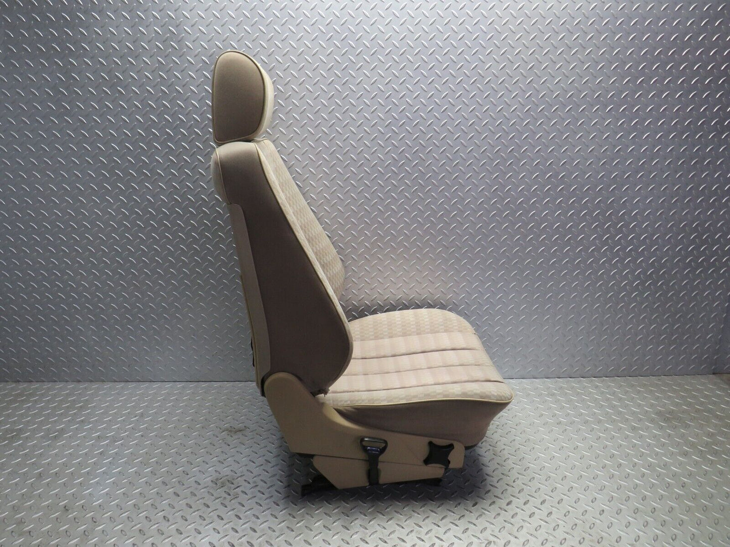38879 Mercedes-Benz W201 190E Front Right Seat Beige