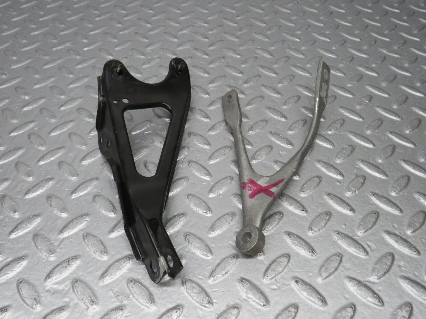 38867 Mercedes-Benz W201 190E 2.6L Steering Column Bracket