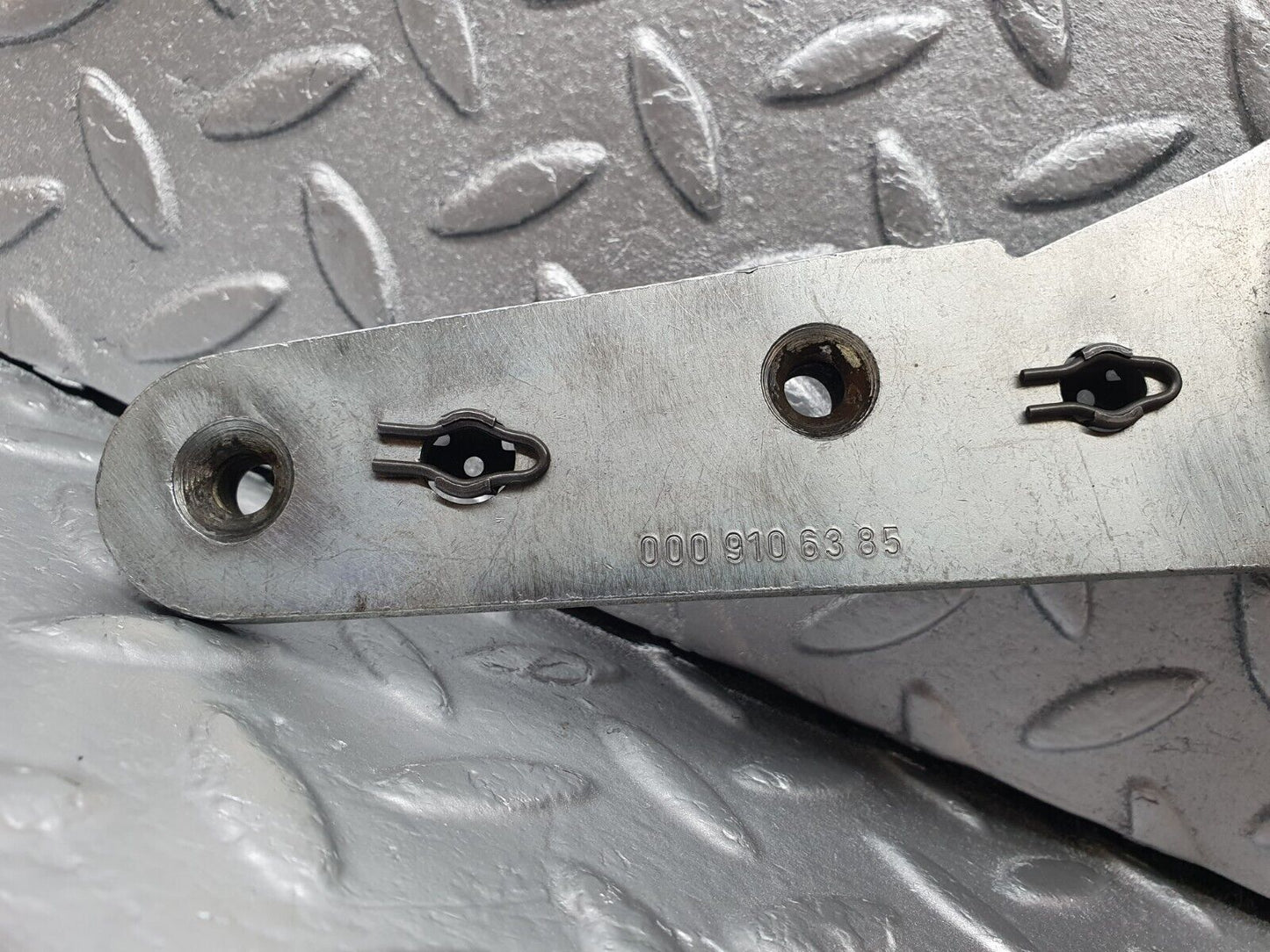 43332 Mercedes-Benz W108 280SE Front Left Seat Hinge Pair With Rod 0009106385 0009106886