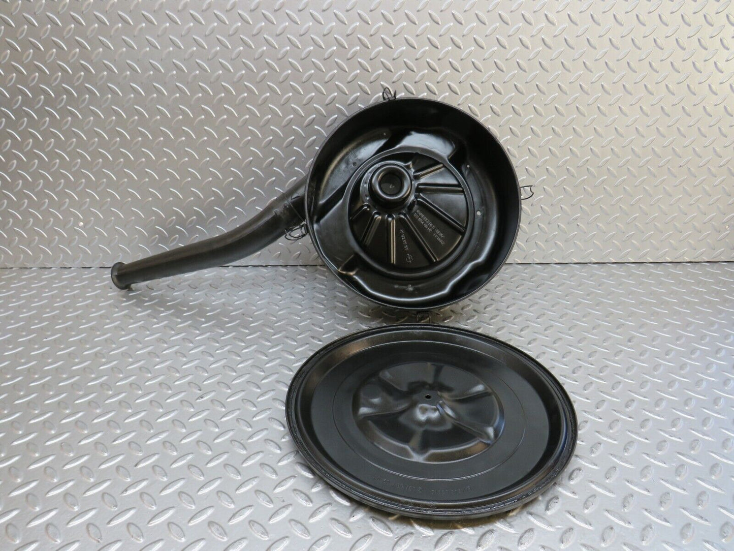 28419 Mercedes-Benz S123 240D Wagon Air Filter Box Housing 0110946602