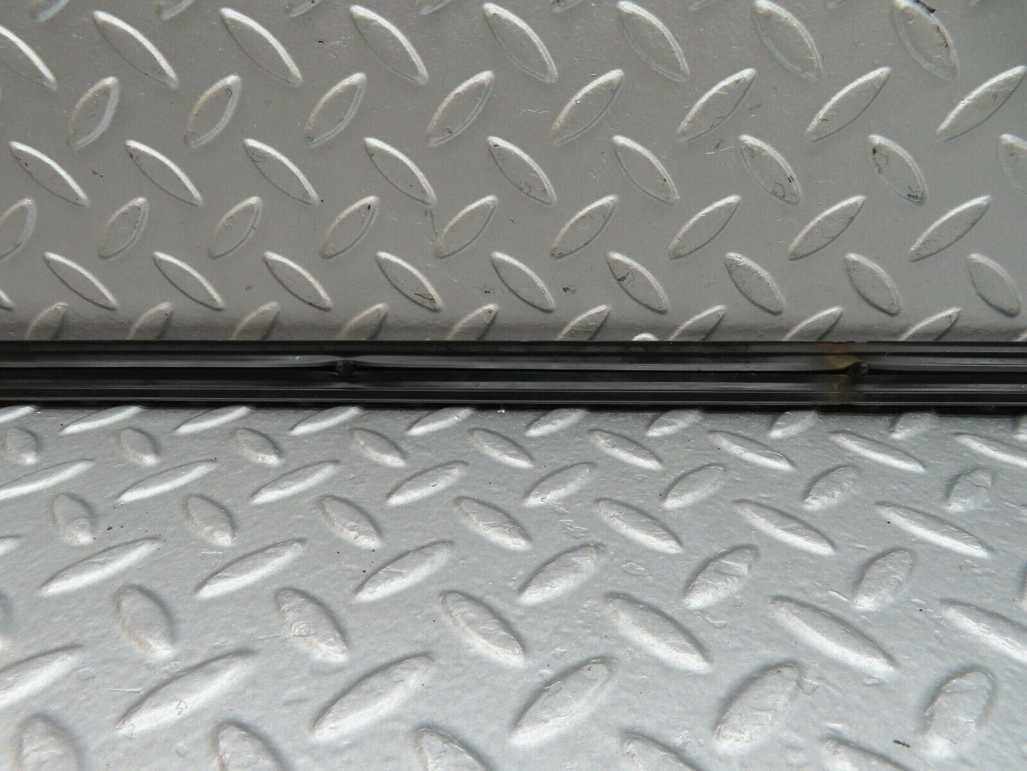 18004 Mercedes-Benz W123 200 Front Right Fender Wing Centre Moulding Trim