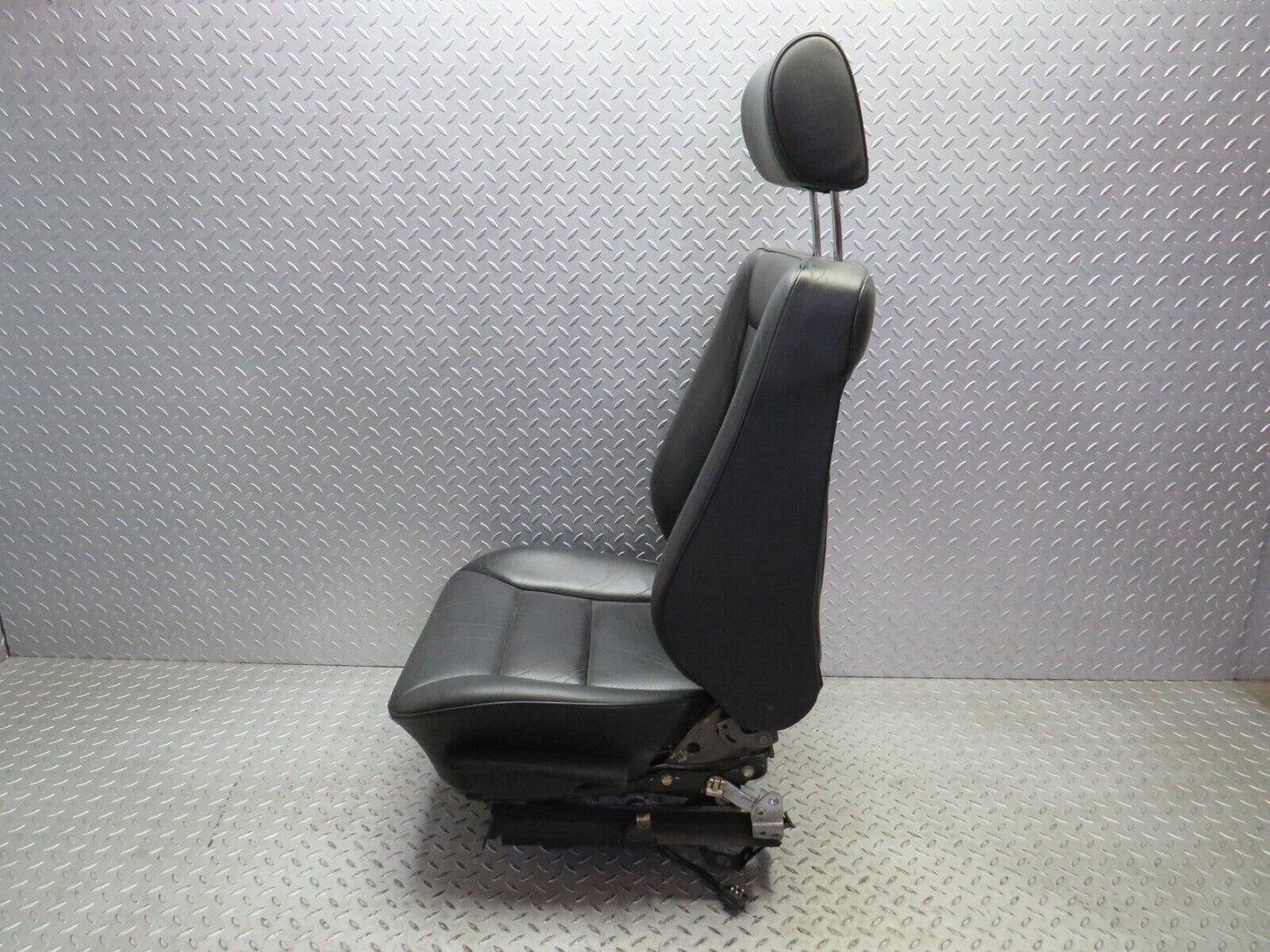 37883 Mercedes-Benz A124 320E Cabriolet Front Right Electric & Heated Seat Leather Black