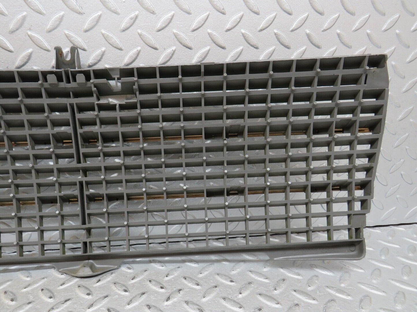 36501 Mercedes-Benz W201 190E 2.0L Bonnet Grill 2018880223