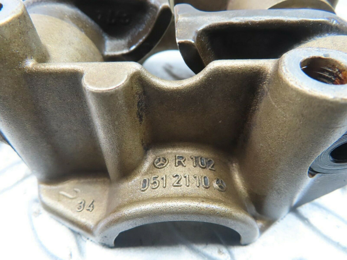 8577 Mercedes-Benz S123 Wagon Rocker Arms Camshaft Bearing Block 1020512110