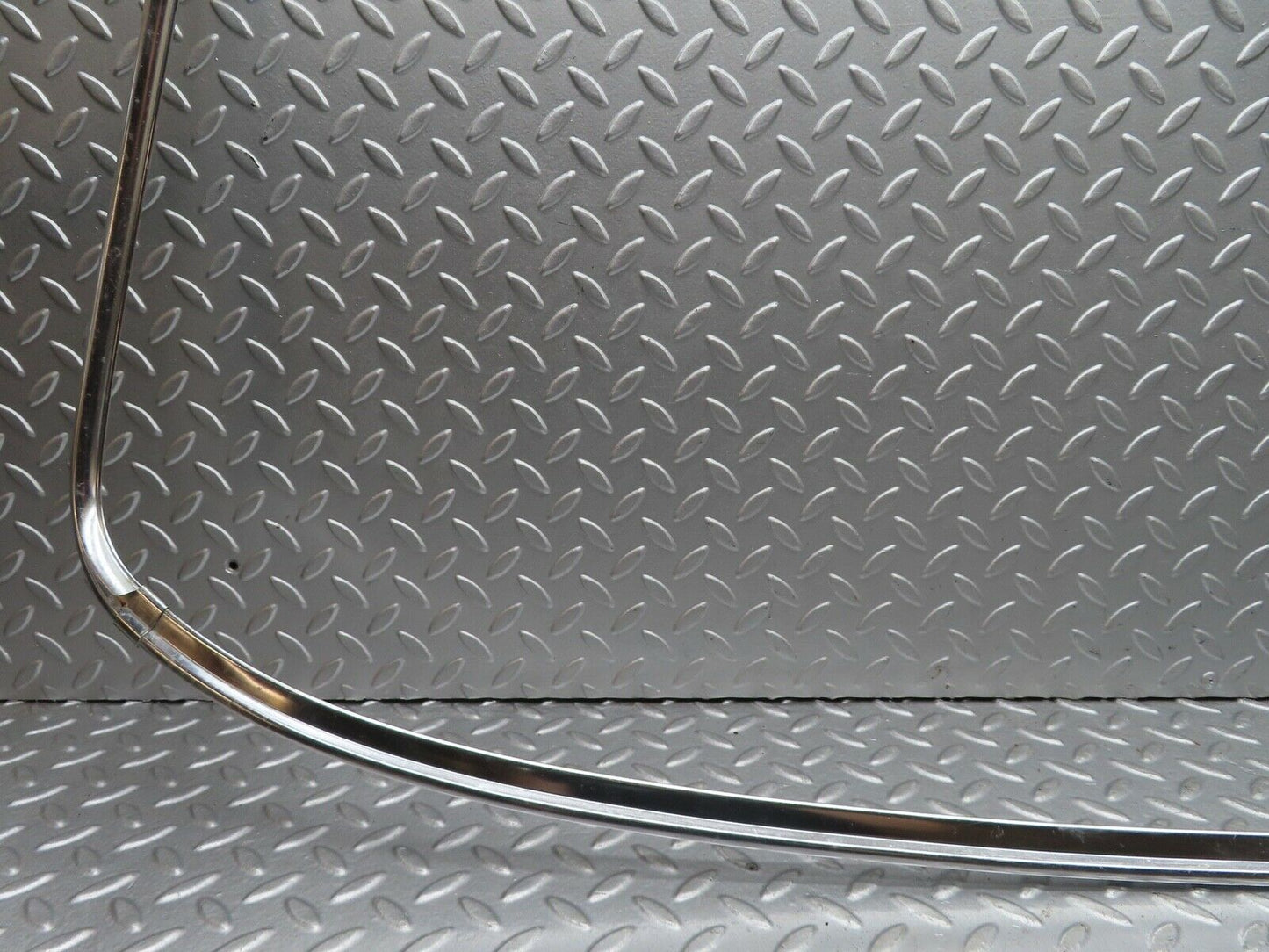 19122 Mercedes-Benz W123 300D Rear Windscreen Chrome Frame