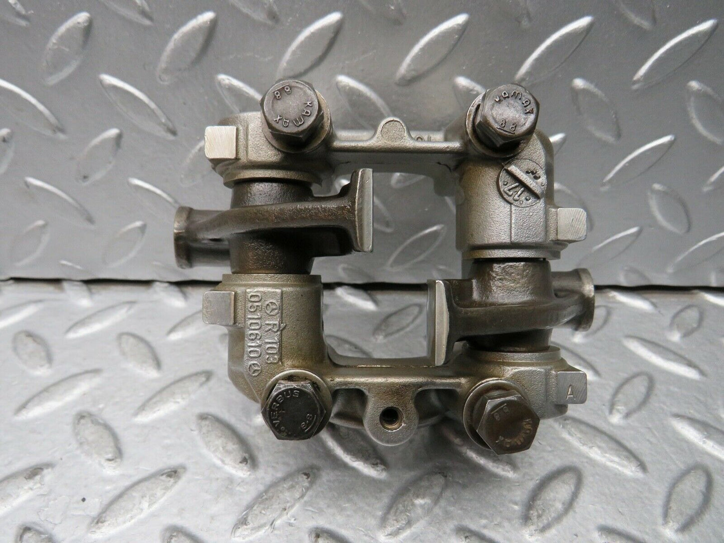 21743 Mercedes-Benz W126 300SE Rocker Arms Camshaft Bearing Block 1030510610