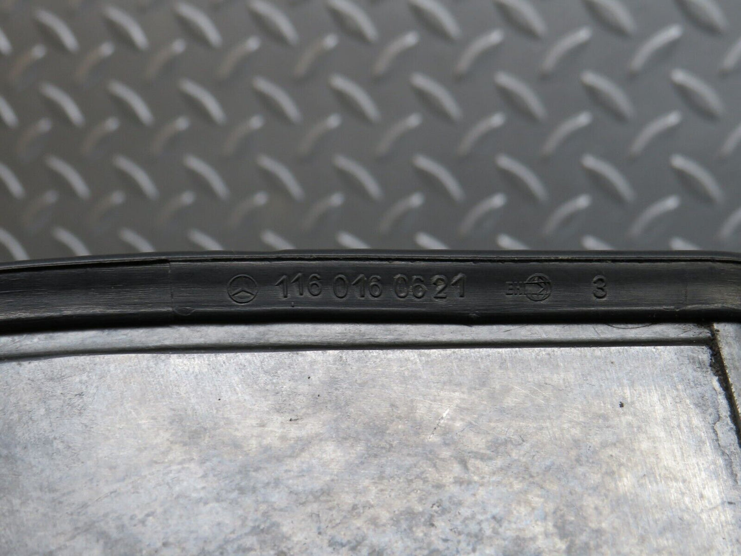 39895 Mercedes-Benz R107 350SL Coupe Cylinder Head Valve Cover Right 1160163305 1160160621