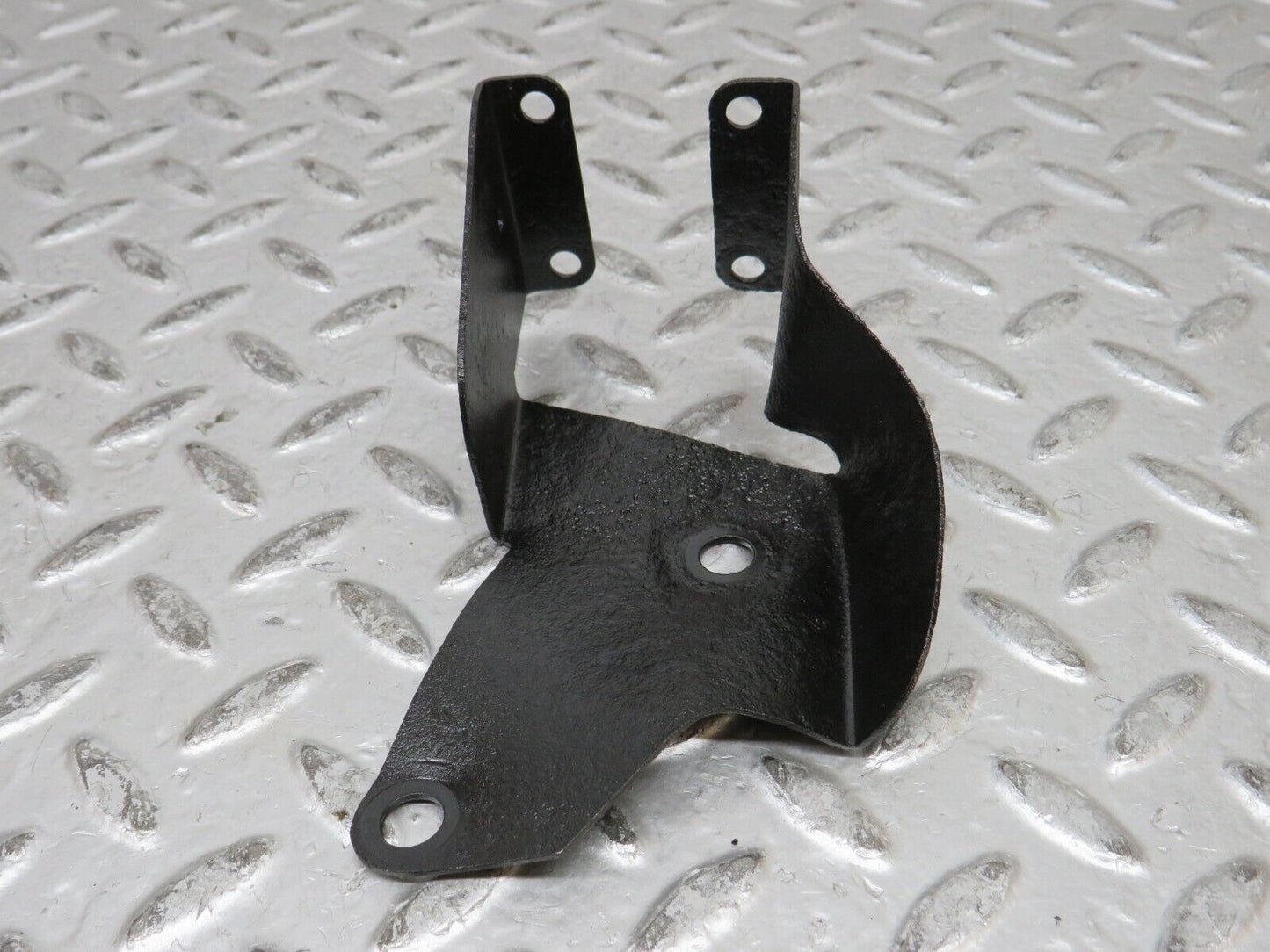 28487 Mercedes-Benz S123 240D Wagon Suspension Levelling Valve Bracket