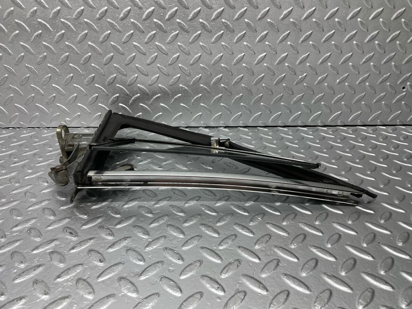 40521 Mercedes-Benz W108 Front Left Quarter Window
