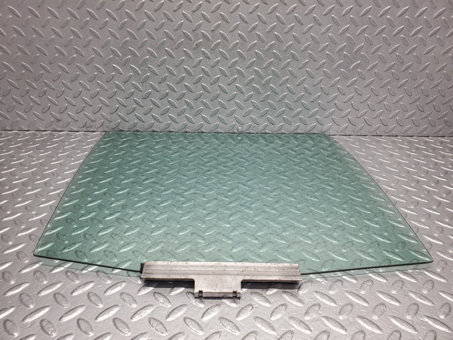 W124 Wagon rear right door window glass used OEM