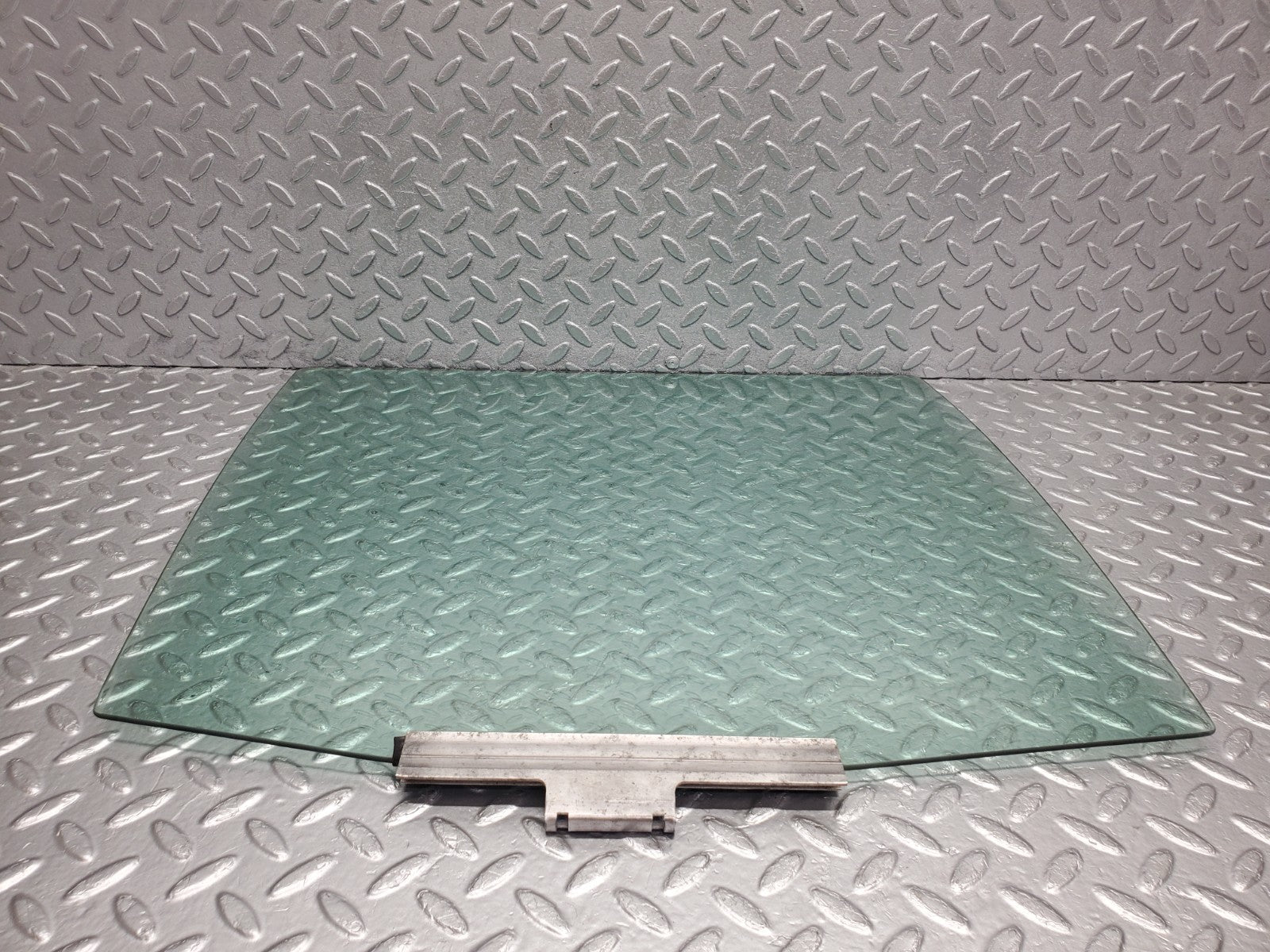 W124 Wagon rear right door window glass used OEM