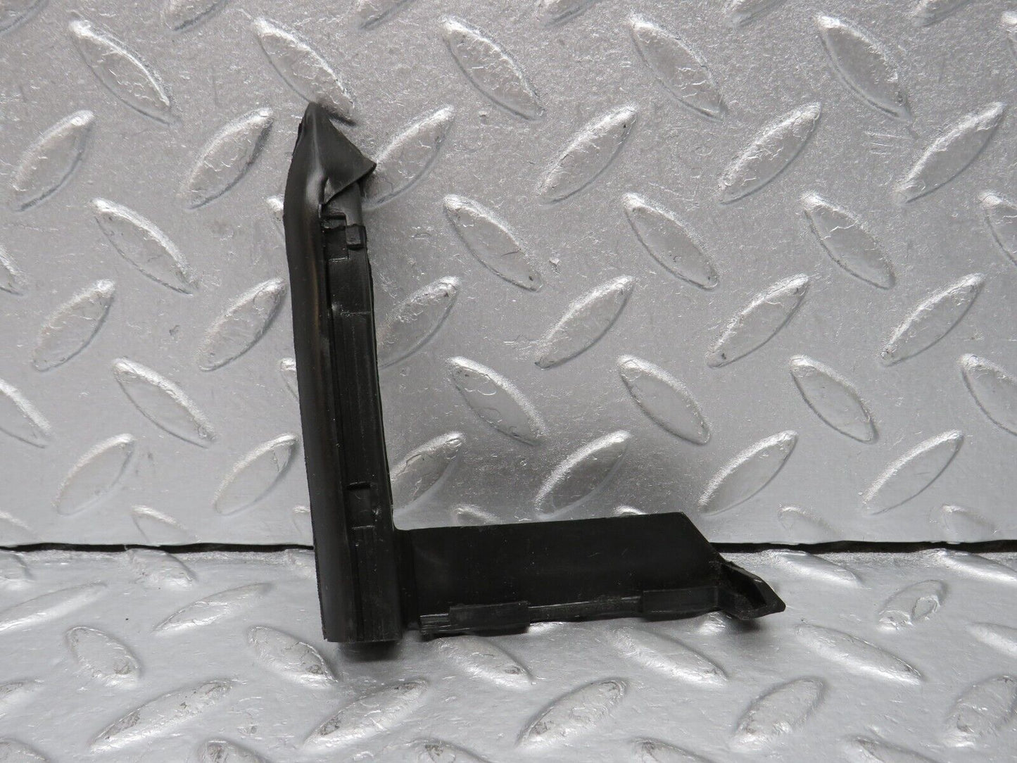 39172 Mercedes-Benz R107 500SL Front Left Rubber Window Guide 1077250125
