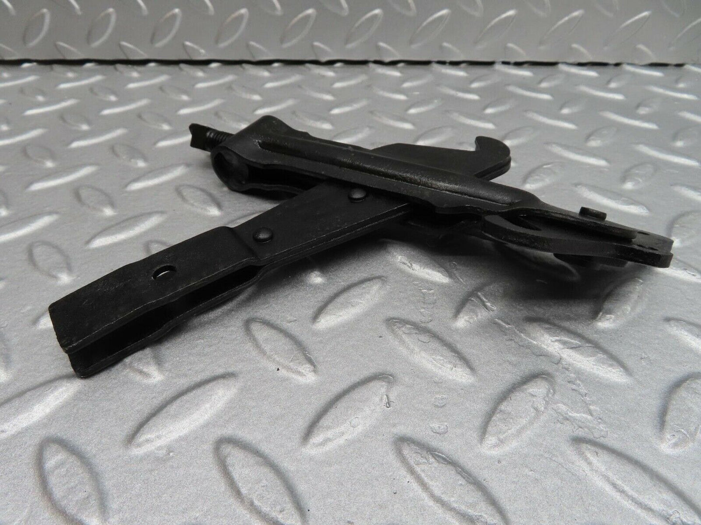 15978 Mercedes-Benz W123 280E Handbrake Regulator
