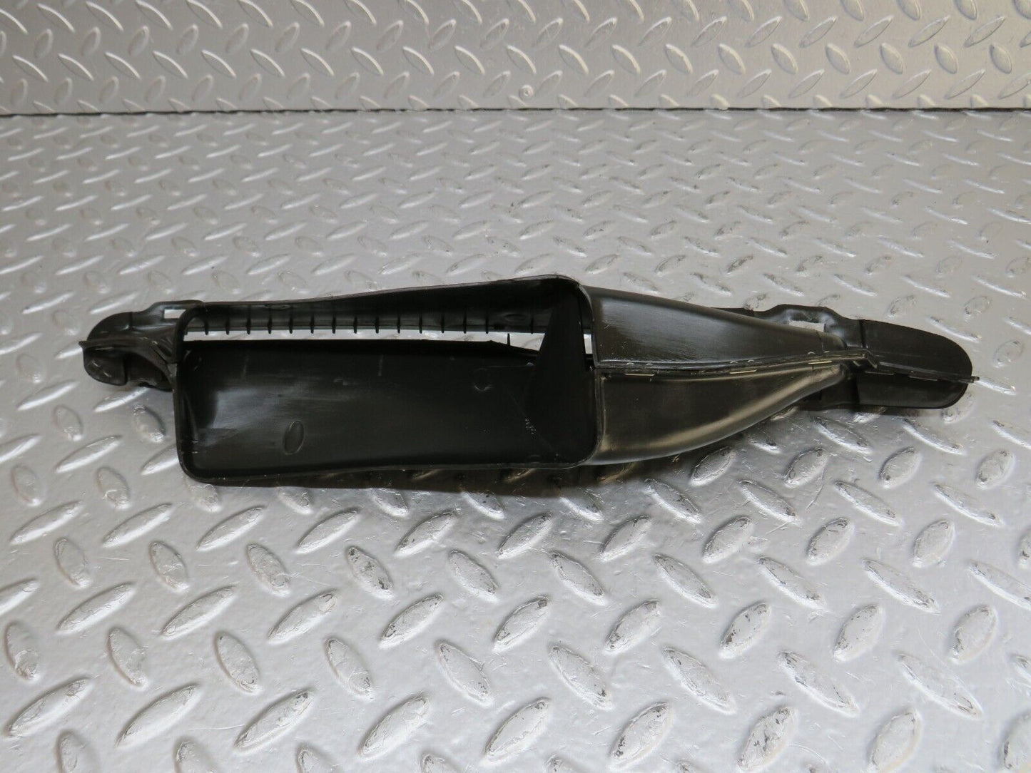 33874 Mercedes-Benz W201 190E 2.0L Dashboard Air Vent Duct Pair 2018310660