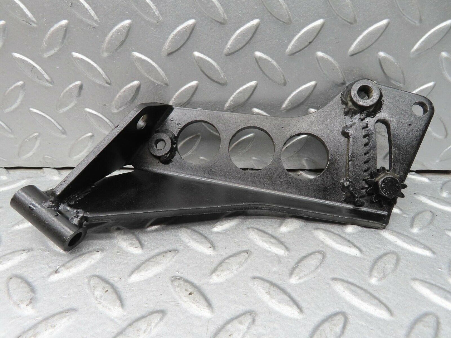 14512 Mercedes-Benz C107 280 SLC Power Steering Pump Bracket